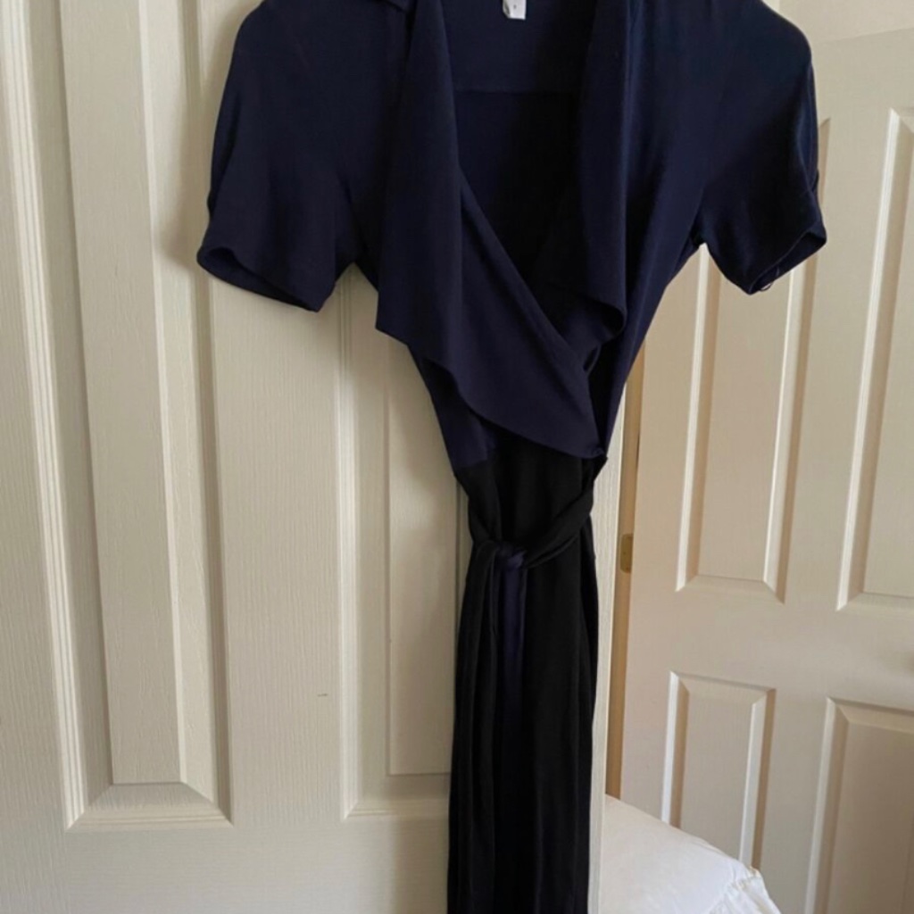 Diane Von Furstenberg Silk Wrap Tie Dress. Navy/Black. Size 0.